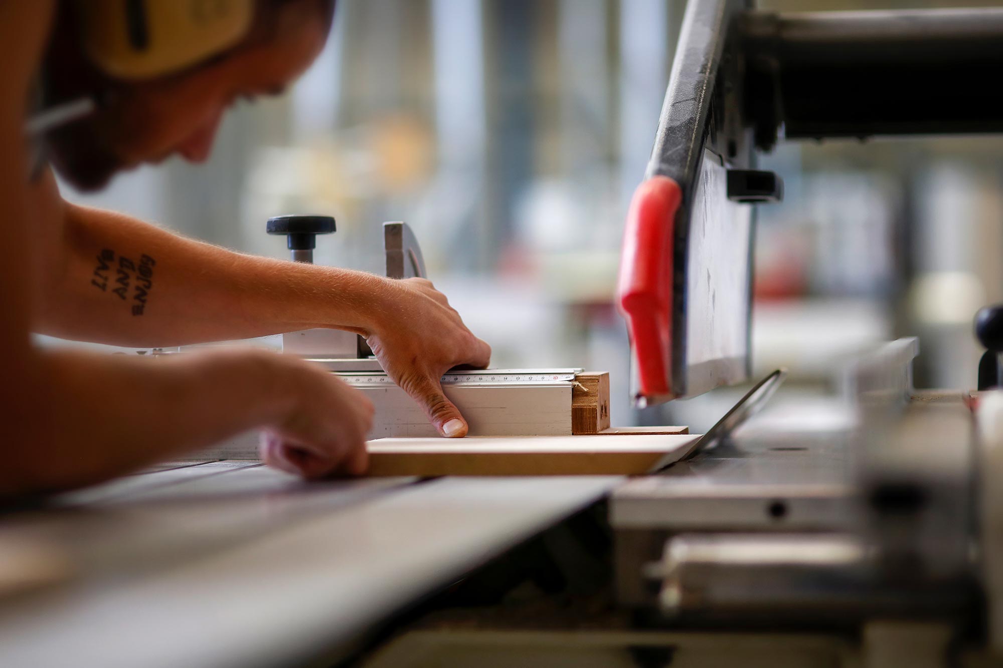 Leerling timmerman in de werkplaats