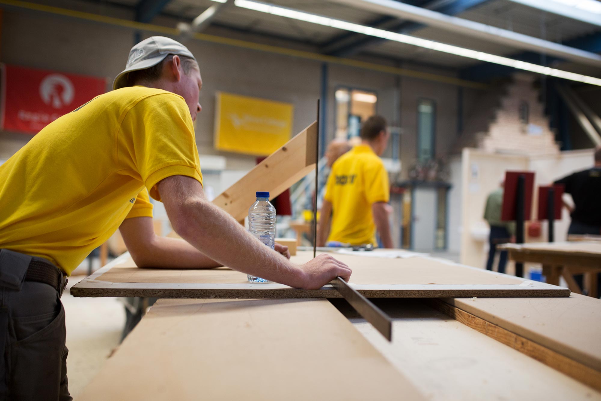 Leerling timmerman in de werkplaats